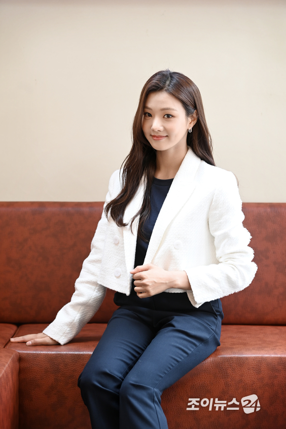 지난 27일 인기리에 종영한 KBS2 주말극 '신사와 아가씨'에서 여주인공 박단단 역으로 많은 사랑을 받은 배우 이세희가 30일 서울 광진구 자양동의 한 카페에서 진행된 라운드 인터뷰에 앞서 포즈를 취하고 있다. [사진=정소희 기자]