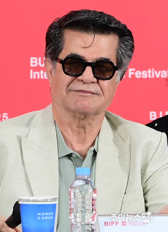 이란 감독 자파르 파나히가 18일 오전 부산광역시 해운대구 영화의 전당에서 열린 제30회 부산국제영화제 올해의 아시아영화인상 갈라 프레젠테테이션 기자회견에 참석하고 있다. [사진=정소희 기자]