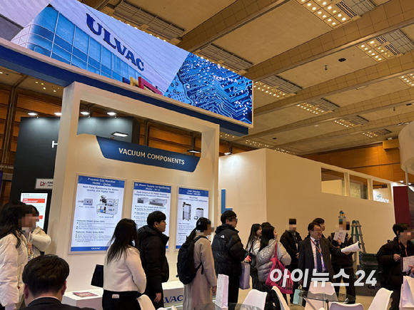 세미콘코리아 2026 전시장에서 대학생들이 제우스(Zeus) 부스를 둘러보고 있다. [사진=권서아 기자]