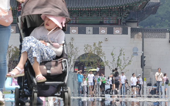 서울 광화문광장에 아지랑이가 피어오르고 있다. [사진=연합뉴스]