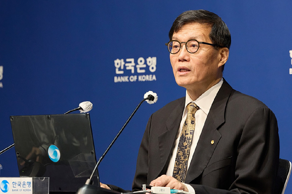 이창용 한국은행 총재가 10일 서울 중구 한국은행에서 열린 금융통화위원회 통화정책방향 발표 후 기자간담회를 진행하고 있다. [사진=한국은행]
