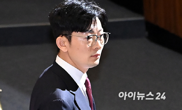 박충권 국민의힘 의원이 2일 오후 서울 여의도 국회에서 열린 본회의에서 본회의장을 나가고 있다. [사진=곽영래 기자]