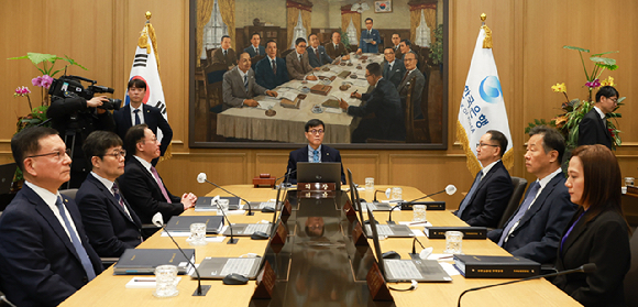 이창용 한국은행 총재가 15일 서울 중구 한국은행에서 금융통화위원회 통화정책방향 회의를 주재하고 있다. [사진=한국은행]