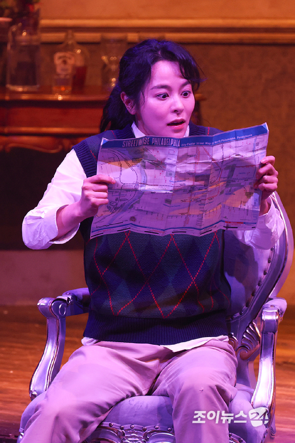 배우 김주연이 19일 오후 서울 종로구 동숭동 대학로티오엠에서 진행된 연극 '오펀스' 프레스콜에 참석해 열연을 펼치고 있다. [사진=문수지 기자]