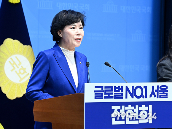 전현희 더불어민주당 의원이 2일 국회 소통관에서 서울시장 출마 선언을 하고 있다. [사진=곽영래 기자]