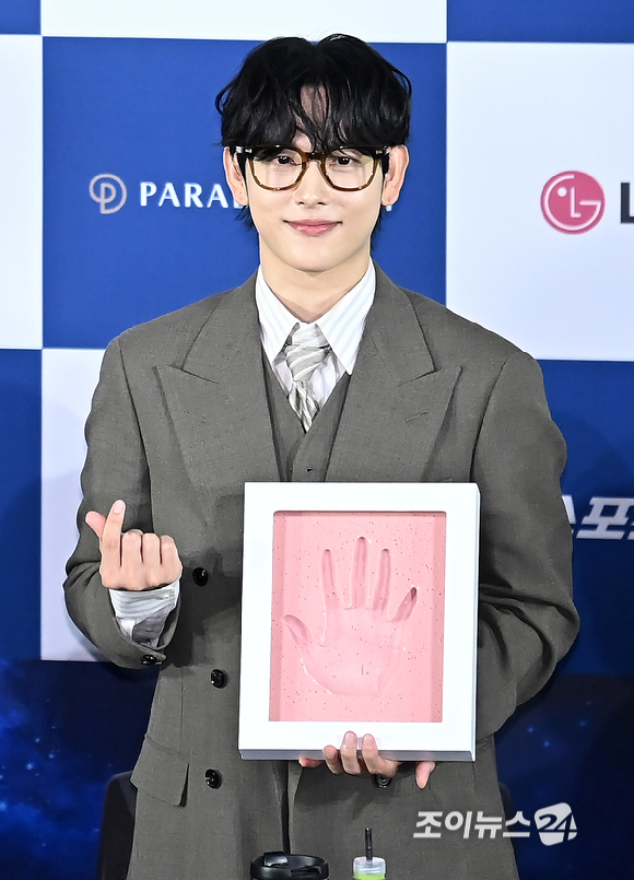 배우 임시완이 25일 오전 서울 영등포구 CGV 여의도에서 열린 청룡시리즈어워즈 핸드프린팅 행사에서 포토타임을 갖고 있다. [사진=곽영래 기자]