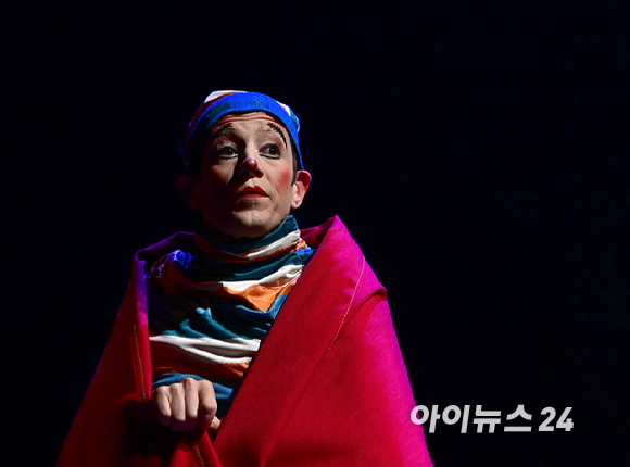 15일 오후 서울 잠실종합운동장 내 빅탑에서 열린 태양의서커스 '쿠자(KOOZA)' 프레스 컨퍼런스에서 배우들이 환상적인 무대를 선보이고 있다. [사진=정소희 기자]