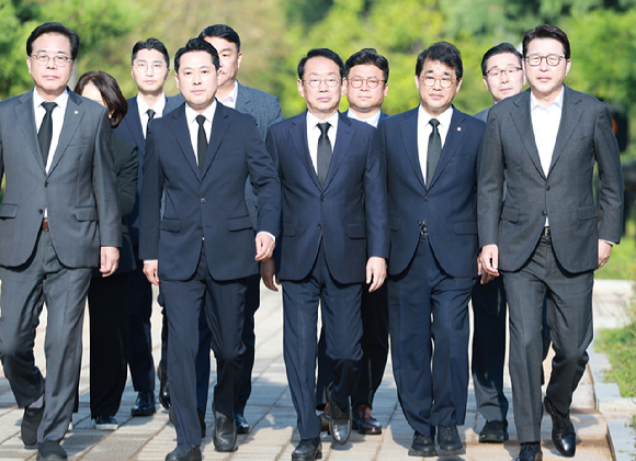 국민의힘 장동혁 대표를 비롯한 당 관계자들이 29일 인천시 중구 자유공원 맥아더 장군 동상을 찾았다. [사진=연합뉴스]