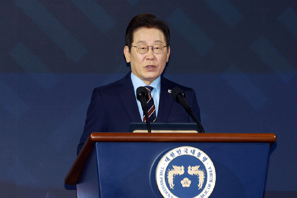 이재명 대통령이 2일 서울 광진구 그랜드워커힐서울 호텔에서 열린 제19회 세계한인의 날 기념식에서 기념사를 하고 있다. 2025.10.2 [대통령실통신사진기자단] [사진=연합뉴스]