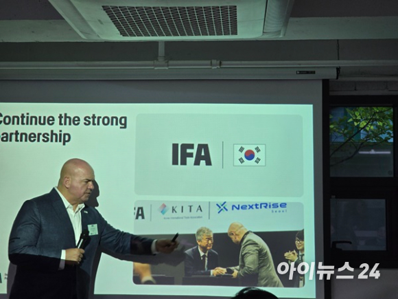 라이프 린트너 국제가전박람회(IFA) 최고경영책임자(CEO)가 18일 서울 종로구 주한독일상공회의소에서 열린 기자간담회에서 발언하고 있는 모습. [사진=권용삼 기자]