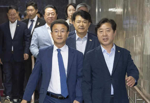 더불어민주당 한병도 당 대표 권한대행(왼쪽)과 황명선 최고위원이 14일 국회에서 열린 의원 총회에 입장하고 있다. [사진=연합뉴스]