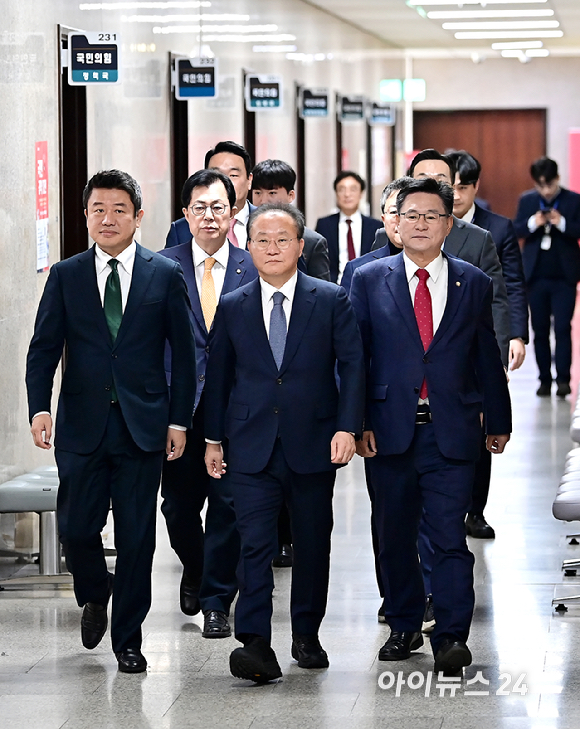 윤재옥 당 대표 권한대행 겸 원내대표와 유의동 정책위의장, 이헌승 전국위원회 의장 등이 26일 오전 서울 여의도 국회에서 열린 제10차 전국위원회에 참석하고 있다. [사진=곽영래 기자]