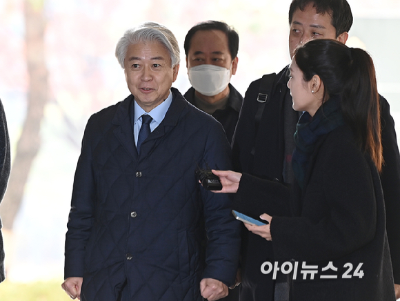 불법 정치자금 받은 혐의를 받는 노웅래 전 더불어민주당 의원이 26일 서울중앙지법에서 열린 1심 선고 공판에 출석하고 있다. [사진=곽영래 기자]