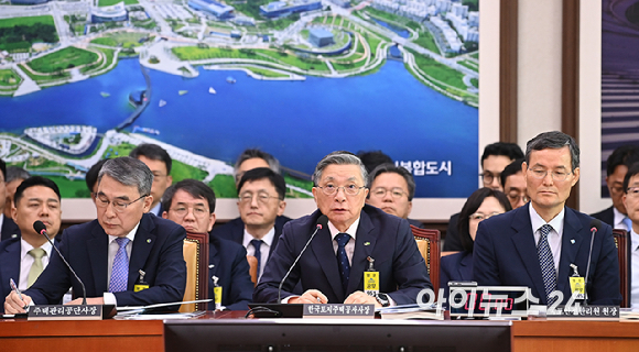 이한준 한국토지주택공사(LH) 사장이 14일 오전 서울 여의도 국회에서 열린 국회 국토교통위원회 국정감사에 출석해 질의에 답하고 있다. [사진=곽영래 기자]