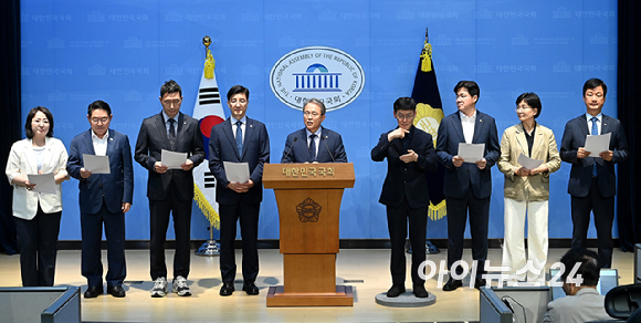 송기헌 TF 단장과 의원들이 9일 서울 여의도 국회 소통관에서 더불어민주당 선관위개혁TF '선관위 개혁 3법 발의' 기자회견을 하고 있다. [사진=곽영래 기자]