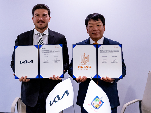(왼쪽부터)사무엘 가르시아(Samuel Garc&iacute;a) 멕시코 누에보레온 주지사와 김영삼 기아 멕시코 법인장이 지난 8일 투자협약을 체결하고 기념촬영하고 있다. [사진=멕시코 누에보레온주]