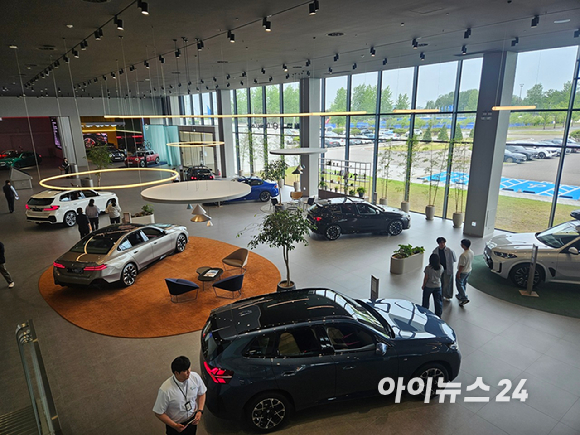 BMW 인스트럭터가 26일 인천 영종도 BMW 드라이빙 센터에 마련된 코스에서 '카운터스티어링' 기술을 선보이고 있다. [사진=설재윤 기자]