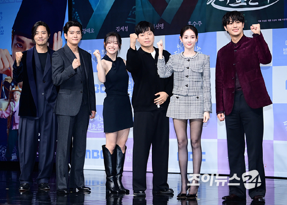 배우 진구-강태오-김세정-홍수주-이신영이 30일 오전 서울 마포구 상암동 MBC에서 열린 MBC 새 금토드라마 '이강에는 달이 흐른다' 제작발표회에 참석하고 있다. [사진=정소희 기자]