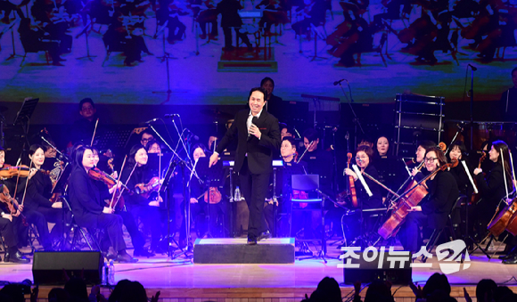 스테이지 심포니 오케스트라와 윤승업 지휘자가 23일 오후 서울 노원구 광운대학교 동해문화예술관에서 열린 '뮤지컬&middot;OST 콘서트-봄이 오는 소리'에서 무대를 선보이고 있다. [사진=정소희 기자]