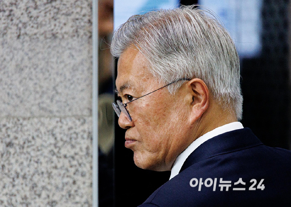 문재인 전 대통령 내외, 우원식 국회의장과 참석자들이 25일 오후 서울 여의도 국회 도서관에서 열린 4.27 판문점선언 7주년 기념식에 참석하고 있다. [사진=곽영래 기자]