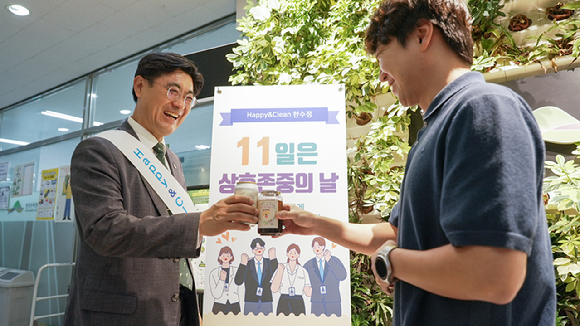 심상택 한국수목원정원관리원 이사장이 커피나눔을 하고 있다. [사진=한국수목원정원관리원]