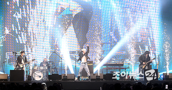 에이엠피(AxMxP)가 21일 오후 서울 송파구 잠실학생체육관에서 열린 '2026 JOY콘서트 - 보이스 오브 스프링(Voice of spring)'에서 멋진 무대를 선보이고 있다.고품격 엔터테인먼트 경제지 조이뉴스24와 인터넷종합지 아이뉴스24가 주최하는 '보이스 오브 스프링'은 올해로 세 번째를 맞았다. 이번 공연엔 엔플라잉(N.Flying/이승협, 차훈, 김재현, 유회승, 서동성), 소란(SORAN/고영배), 에이엠피(AxMxP/하유준, 김신, 크루, 주환)가 함께해 현장감이 넘치는 밴드 사운드로 관객과 열렬히 교감했다. [사진=곽영래 기자]