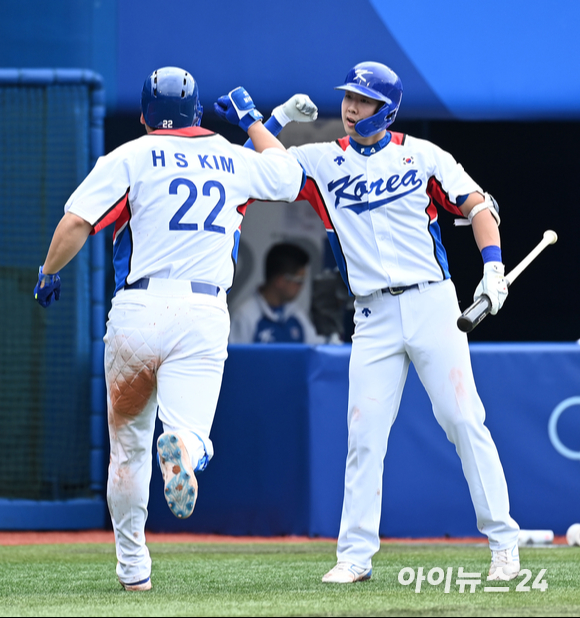 7일 일본 가나가와현 요코하마 스타디움에서 2020 도쿄올림픽 야구 한국과 도미니카공화국의 동메달결정전이 펼쳐졌다. 한국 김현수가 4회말 무사 솔로 홈런을 날리고 박건우와 하이파이브를 하고 있다.