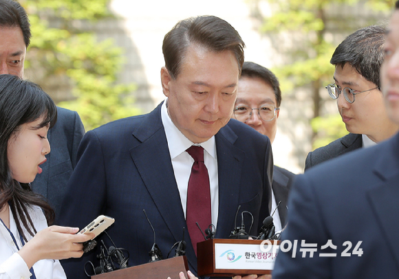 12·3 비상계엄 사태와 관련해 내란 우두머리 혐의 등으로 기소된 윤석열 전 대통령이 12일 서울 서초구 서울중앙지방법원으로 출석하고 있다. [사진=사진공동취재단]