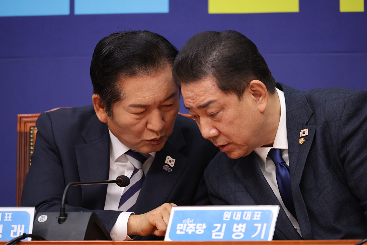 퇴임식을 마친 노만석 검찰총장 직무대행이 지난 14일 서울 서초구 대검찰청을 나서고 있다. 2025.11.14 [사진=연합뉴스]