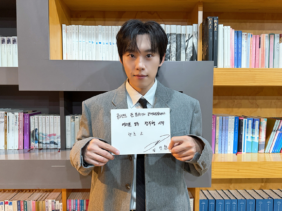 배우 김성철이 디즈니+ 시리즈 '골드랜드' 정주행을 독려했다. [사진=스토리제이컴퍼니]