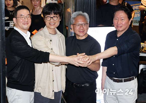 젠슨 황 엔비디아 최고경영자(CEO)가 5일 서울 마포구 서교동의 한 고깃집에서 최태원 SK회장, 구광모 LG회장, 이해진 네이버 의장과 삼겹살 회동을 마치고 기념촬영을 하고 있다. [사진=곽영래 기자]