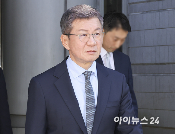 독점규제및공정거래법 위반 혐의를 받는 정몽규 HDC 회장이 4일 서울 서초구 서울중앙지방법원에서 열린 첫 공판을 마치고 법원을 나서고 있다. [사진=곽영래 기자]