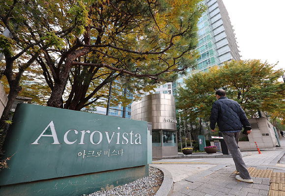 김건희 여사의 의혹들을 수사하는 민중기 특별검사팀이 6일 한남동 대통령관저 이전 의혹과 관련해 아크로비스타 등 7곳을 압수수색 했다. 사진은 이날 윤석열 전 대통령 부부의 자택이 있는 서울 서초구 아크로비스타 모습. [사진=연합뉴스]