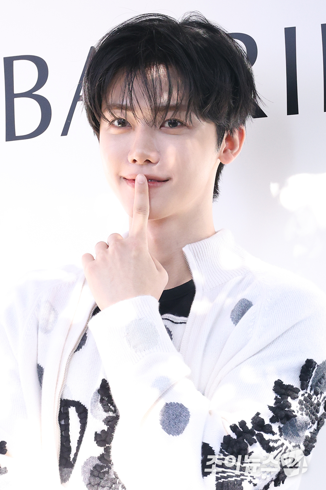 그룹 NCT 재민이 27일 오전 서울 강남구 논현동 리나갤러리에서 진행된 럭셔리 캐시미어 브랜드 배리 데미안 허스트 캡슐 컬렉션 출시 기념 행사에 참석해 포즈를 취하고 있다. [사진=문수지 기자]