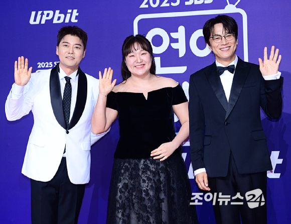 전현무-이수지-차태현이 30일 오후 서울 마포구 상암동 SBS 프리즘타워에서 열린&nbsp;2025 SBS 연예대상&nbsp;레드카펫 행사에 시상식 MC로 참석하고 있다. [사진=정소희 기자]