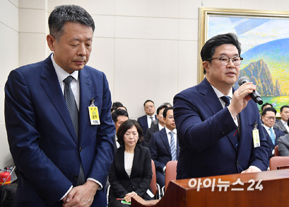 김병주 MBK파트너스 회장과 김광일 홈플러스 대표이사가 14일 서울 여의도 국회에서 열린 공정거래위원회, 개인정보보호위원회 등에 대한 정무위원회 국정감사에 출석하고 있다. [사진=곽영래 기자]