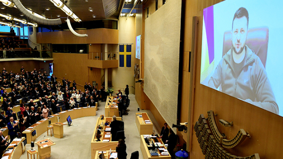 24일(현지시간) 볼로디미르 젤렌스키 우크라이나 대통령이 스웨덴 의회에서 화상을 통해 연설하고 있다. [사진=로이터]