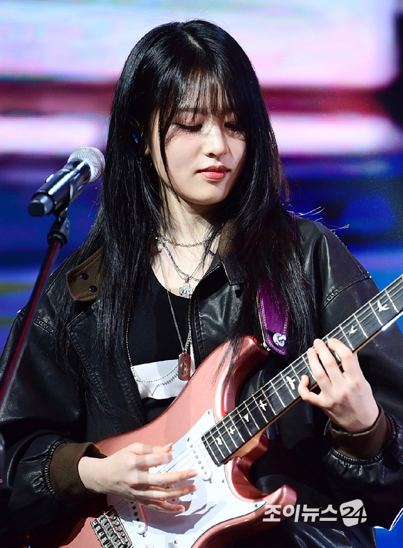 밴드 레이턴시 희연이 18일 오후 서울 마포구 상암동 쇼킹케이팝센터에서 열린 레이턴시(LATENCY) 첫 미니앨범 '레이트 오'클락'(LATE O'CLOCK) 쇼케이스에서 무대를 선보이고 있다. [사진=정소희 기자]