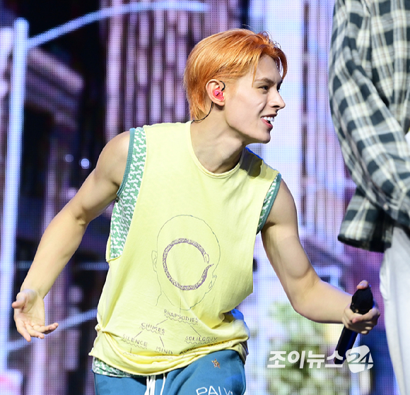 그룹 코르티스 제임스가 18일 오후 서울 용산구 블루스퀘어에서 열린 코르티스(CORTIS) 데뷔 쇼케이스 '컬러 아웃사이드 더 라인스'(COLOR OUTSIDE THE LINES)에 참석하고 있다. [사진=정소희 기자]