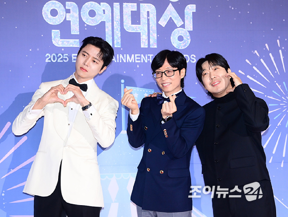 '놀면뭐하니' 주우재-유재석-하하가 29일 오후 서울 마포구 MBC 사옥에서 열린 '2025 MBC 방송연예대상' 포토월 행사에 참석하고 있다. [사진=정소희 기자]