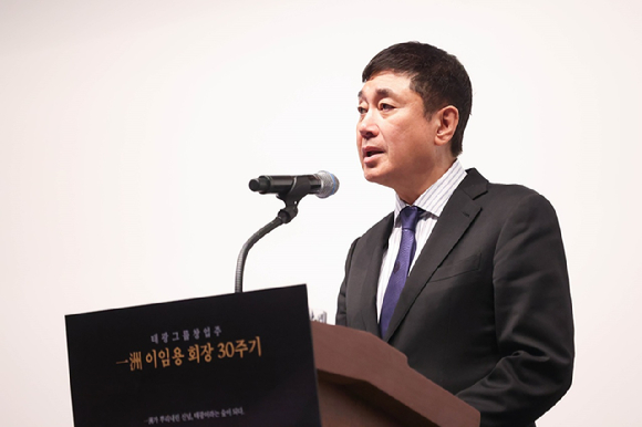 27일 오전 서울 광화문 흥국생명빌딩에서 열린 이임용 전 태광그룹 선대회장 30주기 추모식에서 이호진 태광산업 고문이 인사말을 하고 있다. [사진=태광그룹]