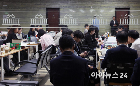 집권 2년차를 맞은 이재명 정부의 국정감사가 막을 올린 6일 서울 여의도 국회에서 피감기관 관계자들이 답변 준비로 분주하다. [사진=곽영래 기자]