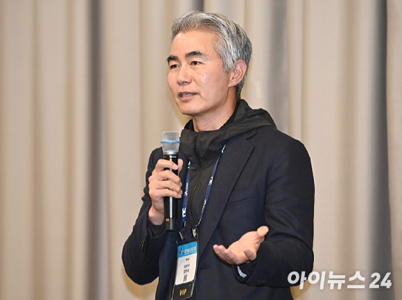 장현국 넥써쓰 대표가 지난 13일 부산 해운대구 벡스코에서 열린 국제게임전시회 '지스타 2025'에서 간담회를 진행하고 있다. [사진=곽영래 기자]