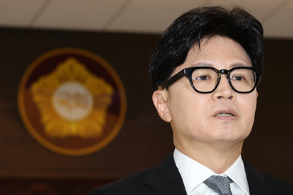 무소속 한동훈 의원이 지난 3일 국회에서 열릴 예정인 본회의에 참석하며 김승원 법무부 장관 후보자를 둘러싼 의혹과 관련한 취재진 질의에 답하고 있다. 2026.9.3 [사진=연합뉴스]