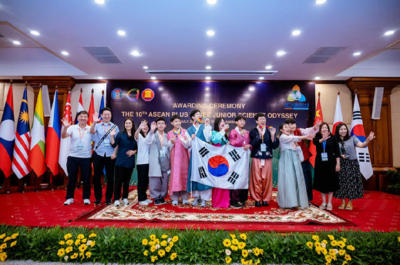 한국 대표단이 제10회 ASEAN+3 중학생 과학실험 탐구대회(APT JSO-10)에서 수상 후 기념 사진을 촬영하고 있다. [사진=한국과학창의재단]