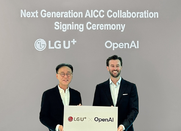 LG유플러스는 오픈AI와 AICC 솔루션 개발을 위한 양해각서(MOU)를 체결했다고 28일 밝혔다. 사진은 오픈AI 싱가포르 오피스에서 열린 협약식에 안형균 LG유플러스 기업AI사업그룹장(왼쪽)과 앤디 브라운 오픈AI 아시아태평양 지역 비즈니스 총괄이 참석해 기념촬영을 하는 모습. [사진=LGU+]