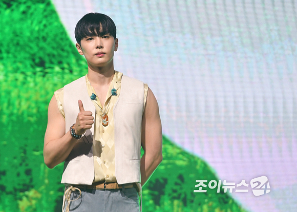 그룹 SF9 재윤이 6일 오후 서울 광진구 예스24 라이브홀에서 열린 여덟 번째 미니앨범 '글로리어스(9loryUS)' 발매 기념 쇼케이스에서 포즈를 취하고 있다. [사진=조이뉴스24 포토DB]