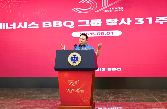 지난 1일 윤홍근 제너시스BBQ 회장이 경기도 이천 치킨대학에서 열린 창립 31주년 기념식에서 미래 성장전략을 발표하고 있다. [사진=제너시스BBQ그룹]