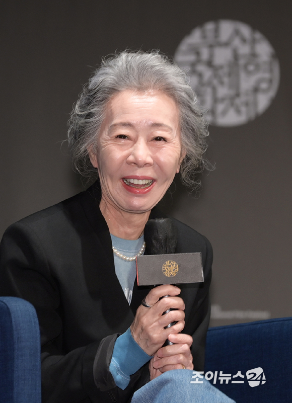 배우 윤여정이 영화 '도그데이즈'(감독 김덕민) 인터뷰에 앞서 포즈를 취하고 있다. [사진=CJ ENM]