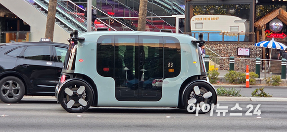 CES 2026이 열리는 6~9일(현지시간) 미국 라스베이거스 도심 곳곳에서 무료 운영 중인 '죽스' 로보택시. [사진=박지은 기자]